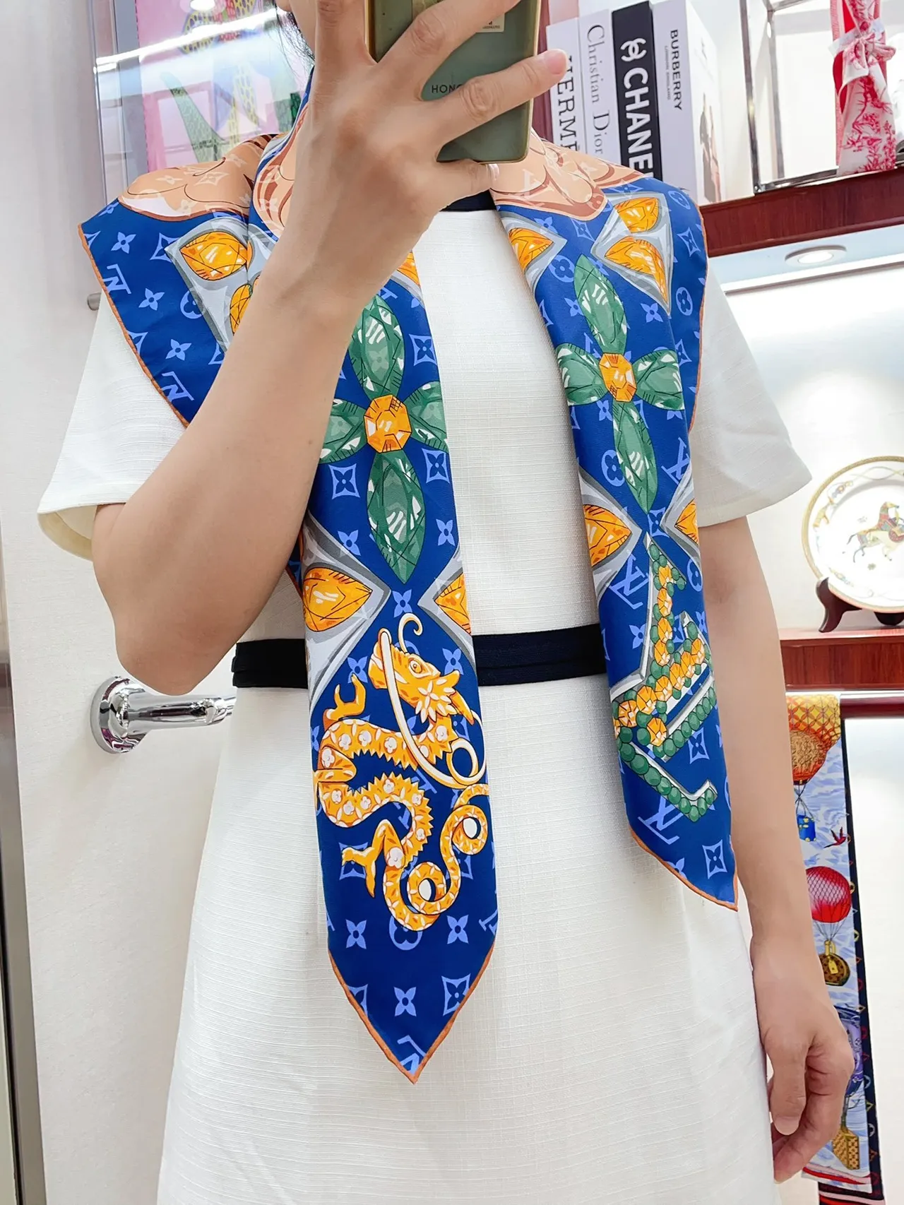 Louis Vuitton lenço de seda navy com estampado de gemas e dragão 2