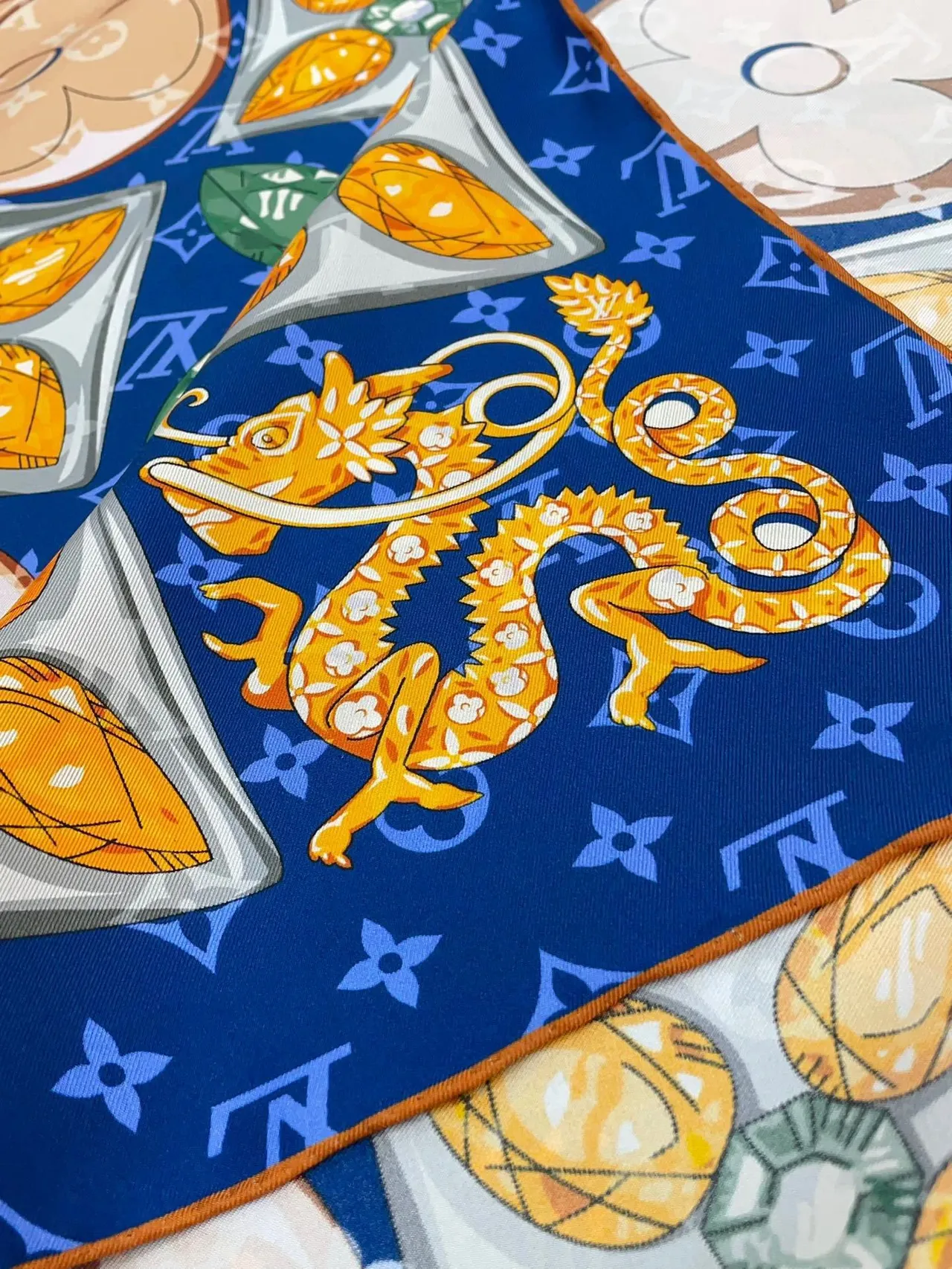 Louis Vuitton lenço de seda navy com estampado de gemas e dragão 6