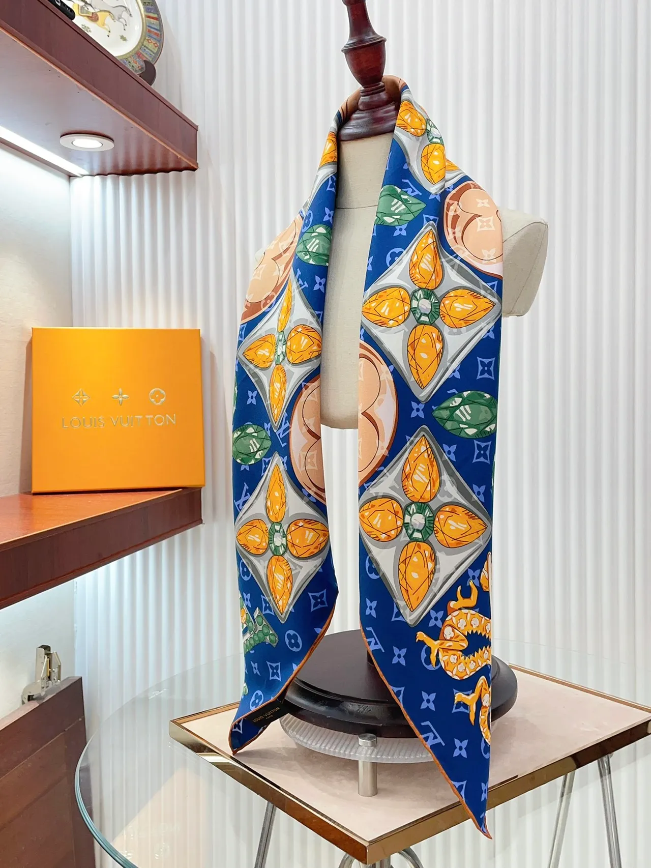 Louis Vuitton lenço de seda navy com estampado de gemas e dragão 8