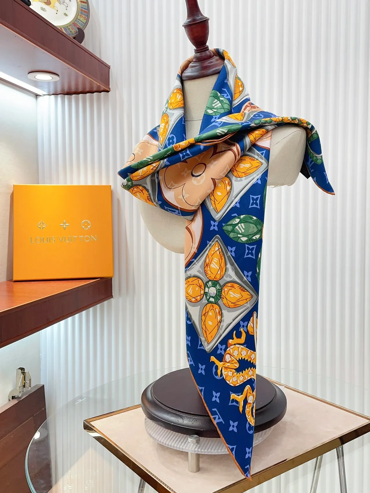 Louis Vuitton lenço de seda navy com estampado de gemas e dragão 9