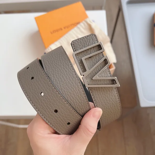 Louis Vuitton geométrico LV hebilla cuero granulado correa 2