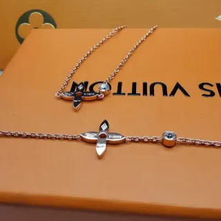 Louis Vuitton Or Chaîne Rose Noire Pendentif Quatrefoil Collier