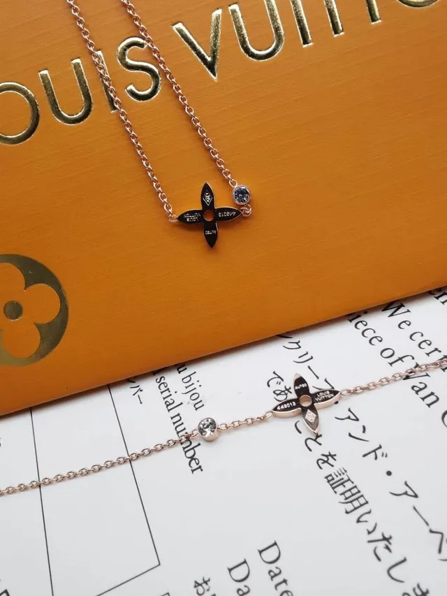 Louis Vuitton Gold Black Rose Chain Quatrefoil Pendant Necklace 3