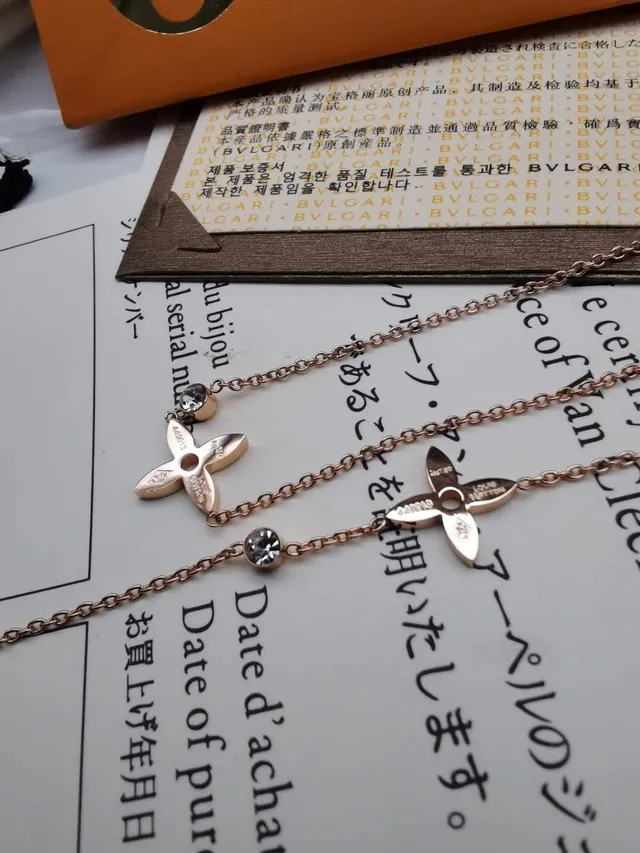 Louis Vuitton Gold Black Rose Chain Quatrefoil Pendant Necklace 7