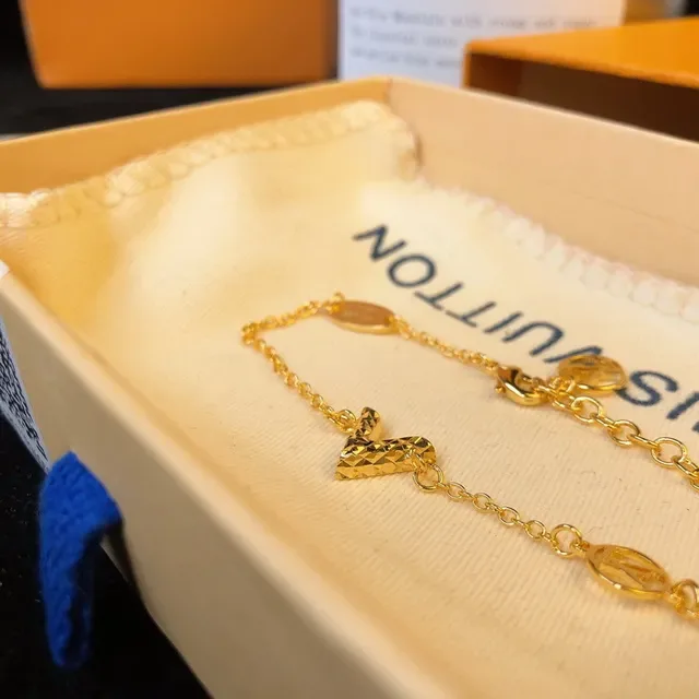 Louis Vuitton Gold Heart Pendant Chain Bracelet 3