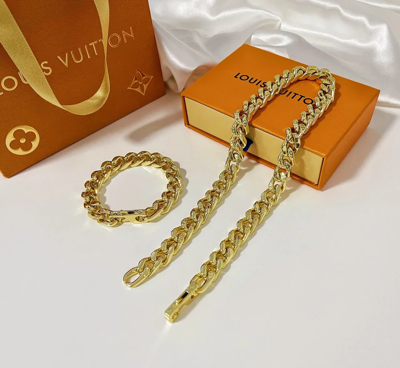 Louis Vuitton Gold Polished Curb Chain Jewelry 2