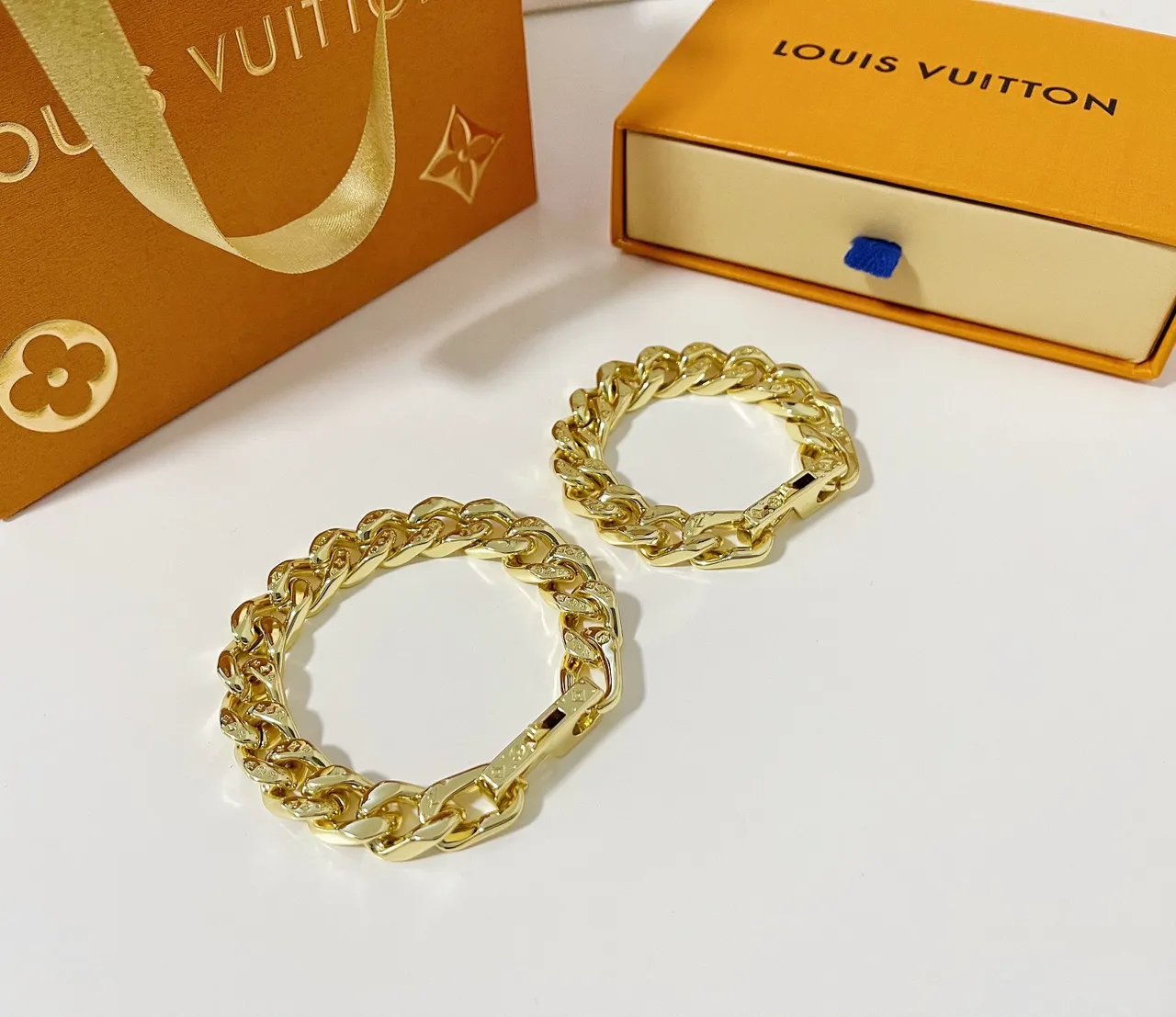 Louis Vuitton Gold Polished Curb Chain Jewelry 4