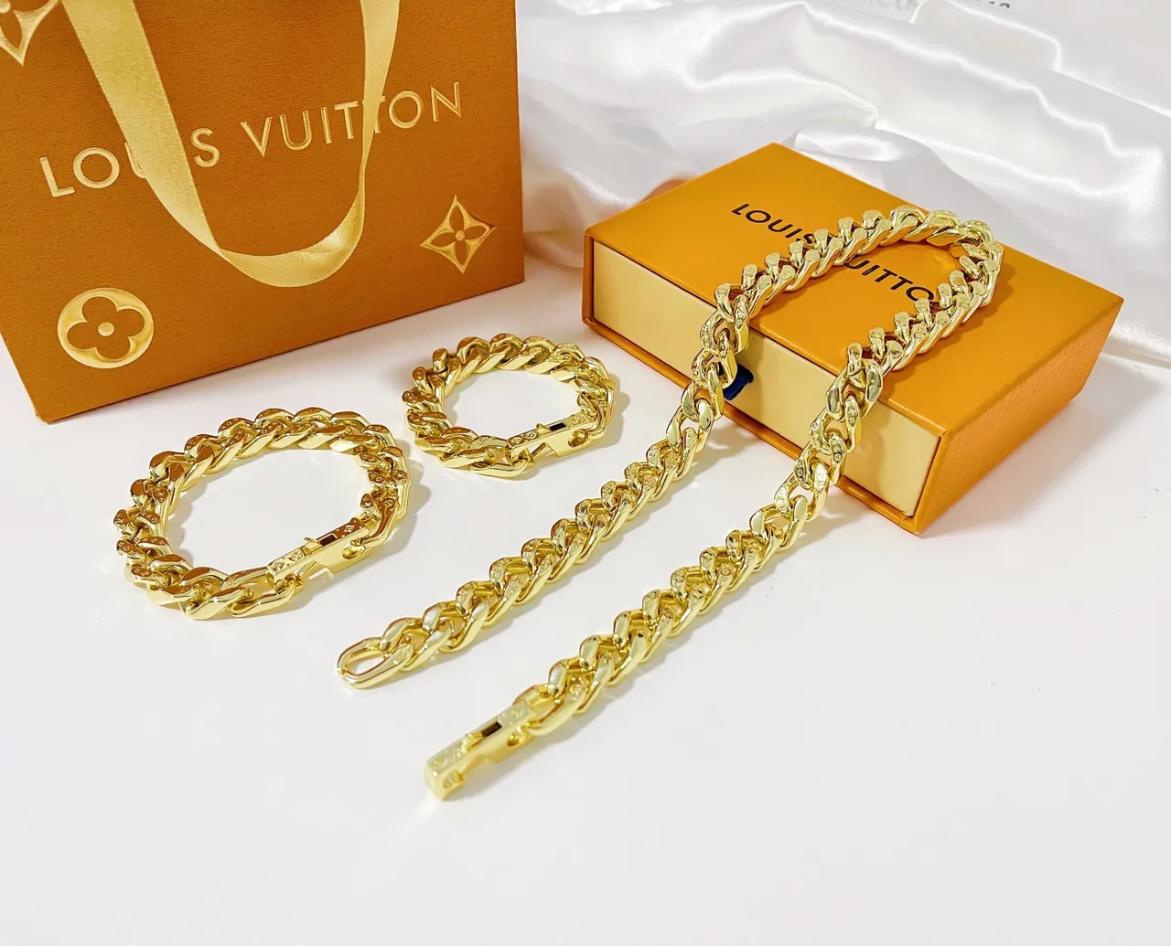 Louis Vuitton Gold Polished Curb Chain Jewelry 5