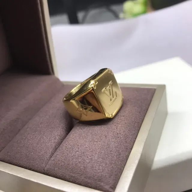 Louis Vuitton 金银几何块雕刻莫诺格拉姆戒指 2
