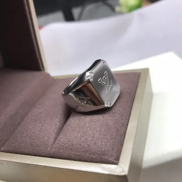 Louis Vuitton 金银几何块雕刻莫诺格拉姆戒指 3