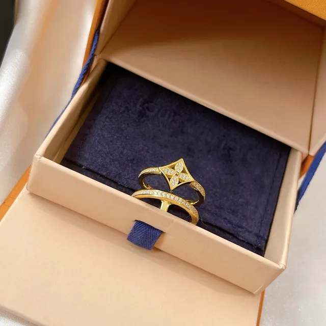 Louis Vuitton Gold White Pavé-Set Diamonds Star-Shaped Quatrefoil Motif Ring 6