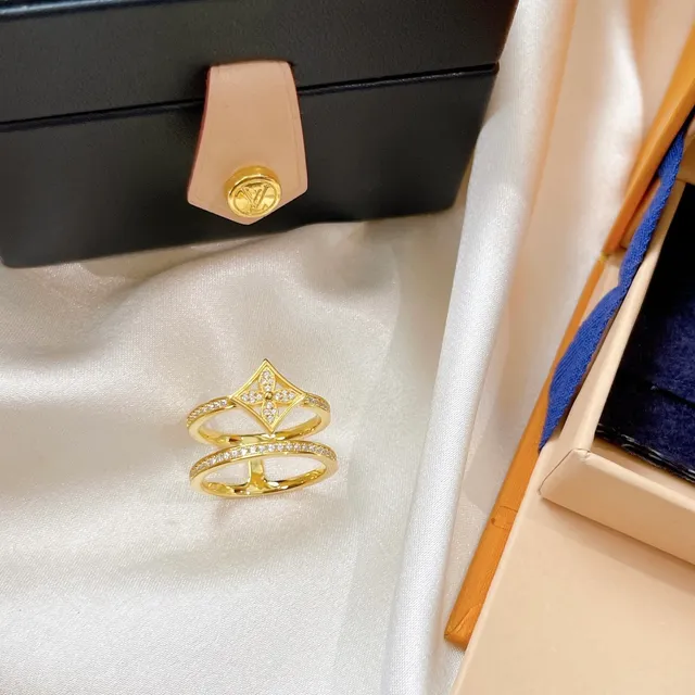 Louis Vuitton Gold White Pavé-Set Diamonds Star-Shaped Quatrefoil Motif Ring 7