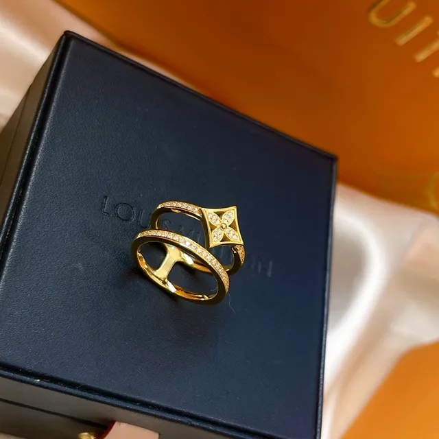 Louis Vuitton Gold White Pavé-Set Diamonds Star-Shaped Quatrefoil Motif Ring 8