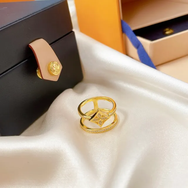 Louis Vuitton Gold White Pavé-Set Diamonds Star-Shaped Quatrefoil Motif Ring 9