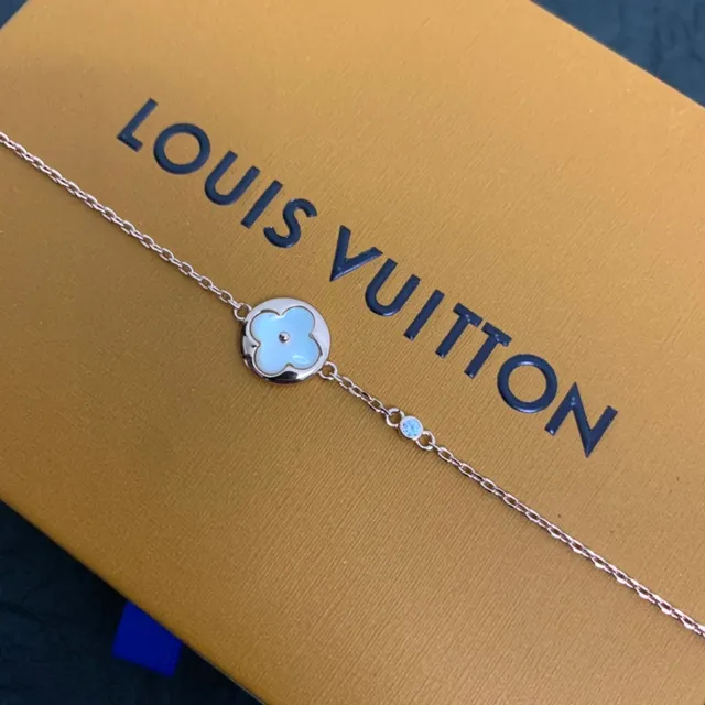 Louis Vuitton Gold White Rose Chain Mother-of-Pearl Clover Pendant Bracelet 4