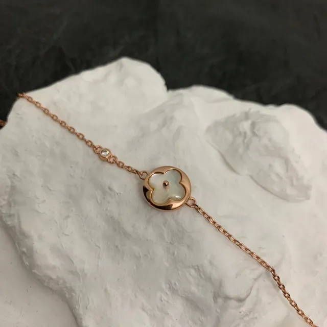 Louis Vuitton Gold White Rose Chain Mother-of-Pearl Clover Pendant Bracelet 5