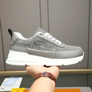 Louis Vuitton Zapatillas Lifestyle de Cuero Texturizado con Sobrecubiertas de Monograma Jacquard en Blanco y Gris