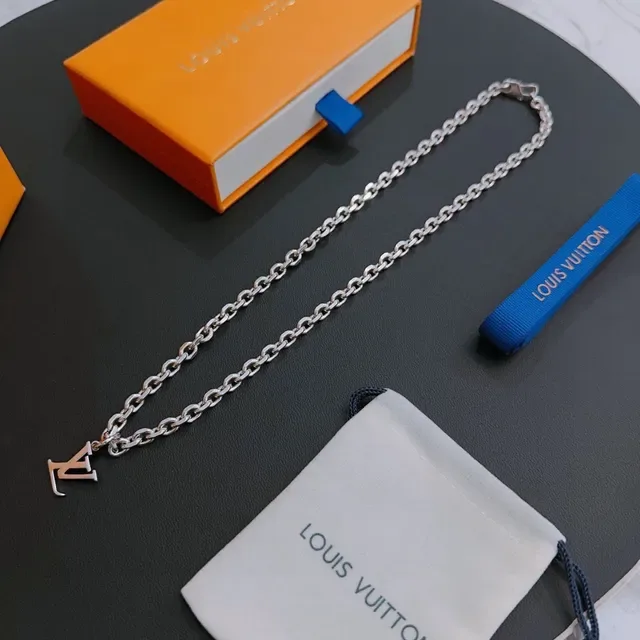 Louis Vuitton Interlocking LV Monogram Silver Curb Chain Necklace 9