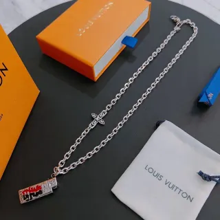 Louis Vuitton 打火机和十字架吊坠银链项链