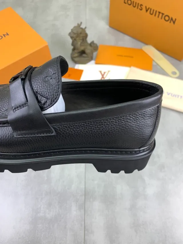 Louis Vuitton Mocassin Noir Cuir Monogram Embossed LV Boucle Sangle 4