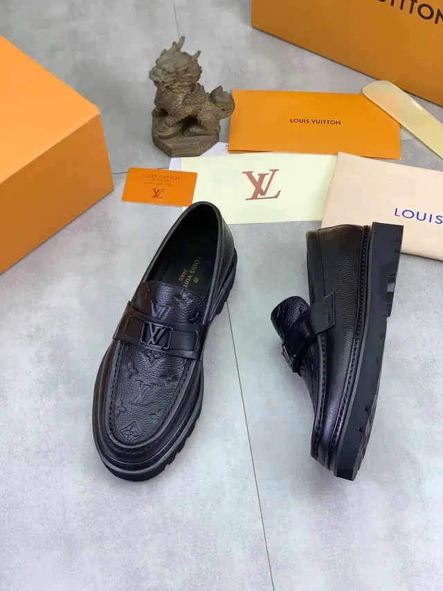 Louis Vuitton Mocassin Noir Cuir Monogram Embossed LV Boucle Sangle 5