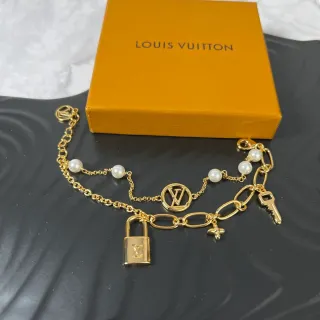 Pulsera Louis Vuitton Lock Me Multi-Charm perlas tono oro