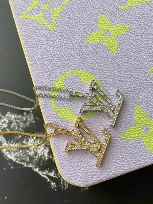Louis Vuitton LV Idylle Blossom Pendant White Gold and Diamonds Necklace 2