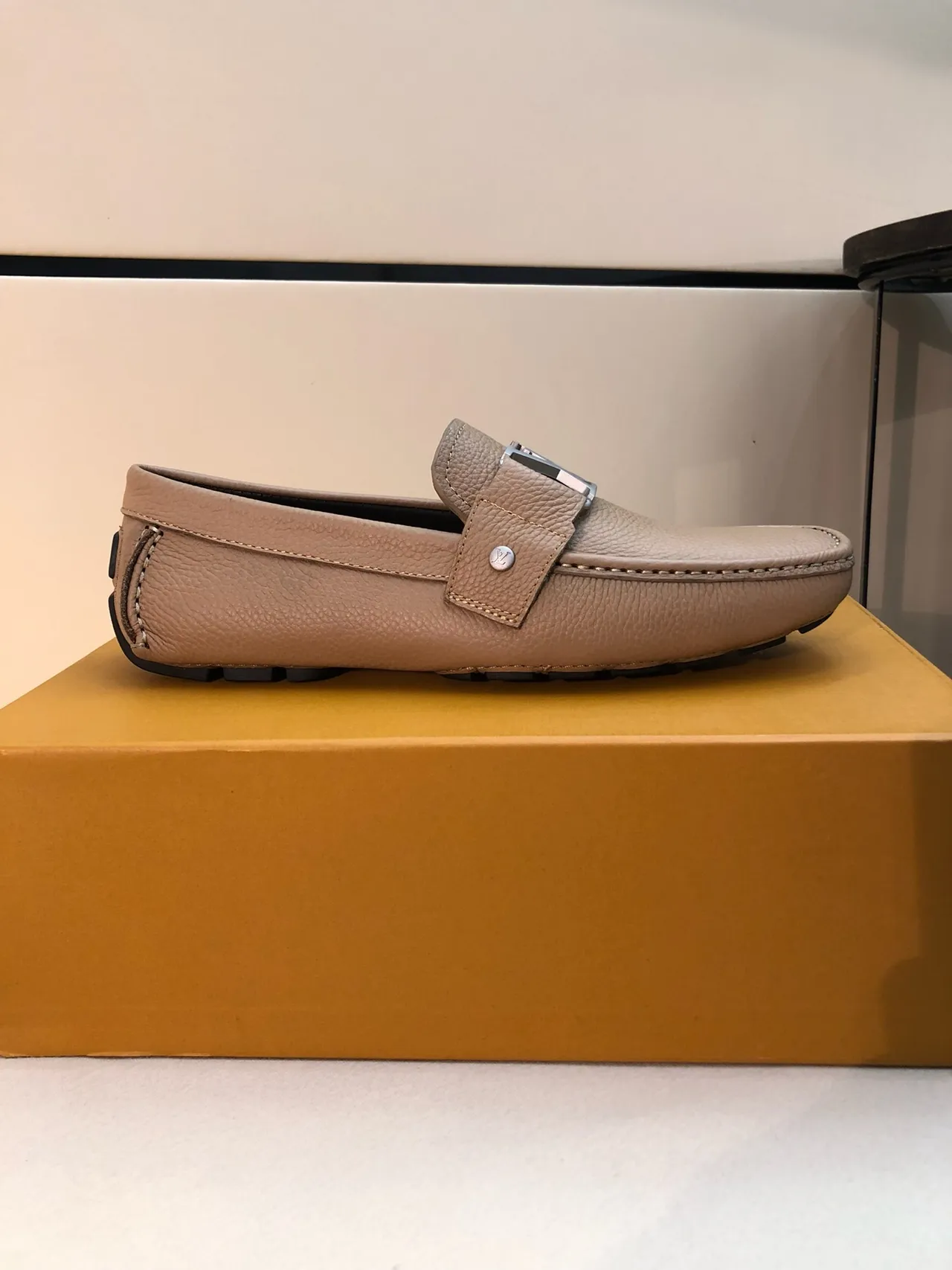 Louis Vuitton LV Loafer Bege Couro Granulado Loafers 4