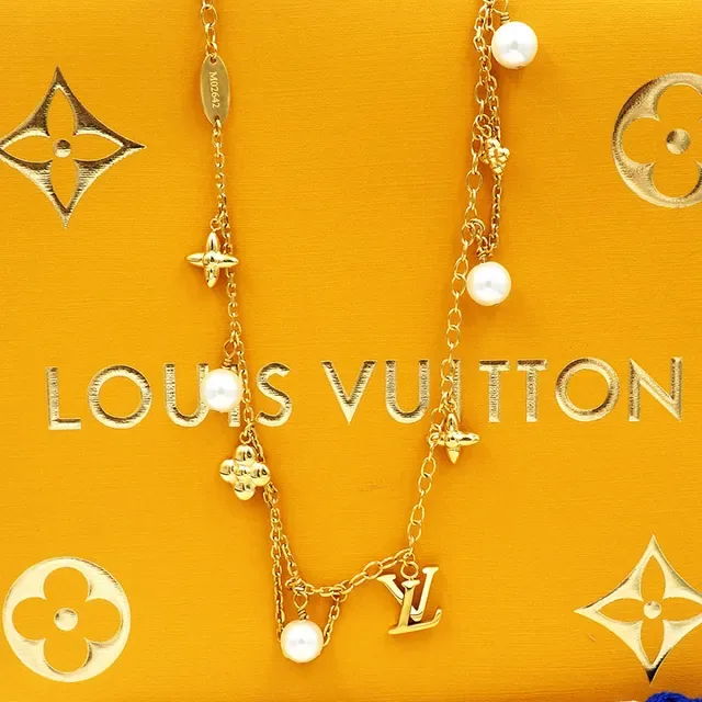 Collier Louis Vuitton LV Monogram Perles Dorées et Blanches Chaîne Multicouche Charms de Perle 2