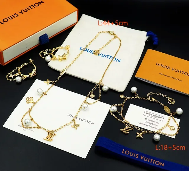 Collier Louis Vuitton LV Monogram Perles Dorées et Blanches Chaîne Multicouche Charms de Perle 3