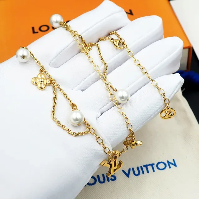 Collier Louis Vuitton LV Monogram Perles Dorées et Blanches Chaîne Multicouche Charms de Perle 6