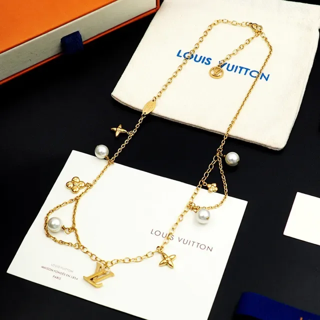Collier Louis Vuitton LV Monogram Perles Dorées et Blanches Chaîne Multicouche Charms de Perle 7