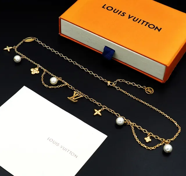 Collier Louis Vuitton LV Monogram Perles Dorées et Blanches Chaîne Multicouche Charms de Perle 9