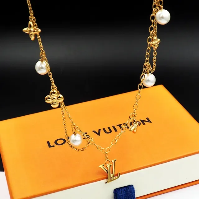 Collier Louis Vuitton LV Monogram Perles Dorées et Blanches Chaîne Multicouche Charms de Perle 11