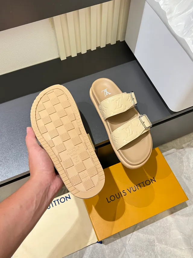 Louis Vuitton LV Slide Monogram Rubber Strap Casual Sandals 2