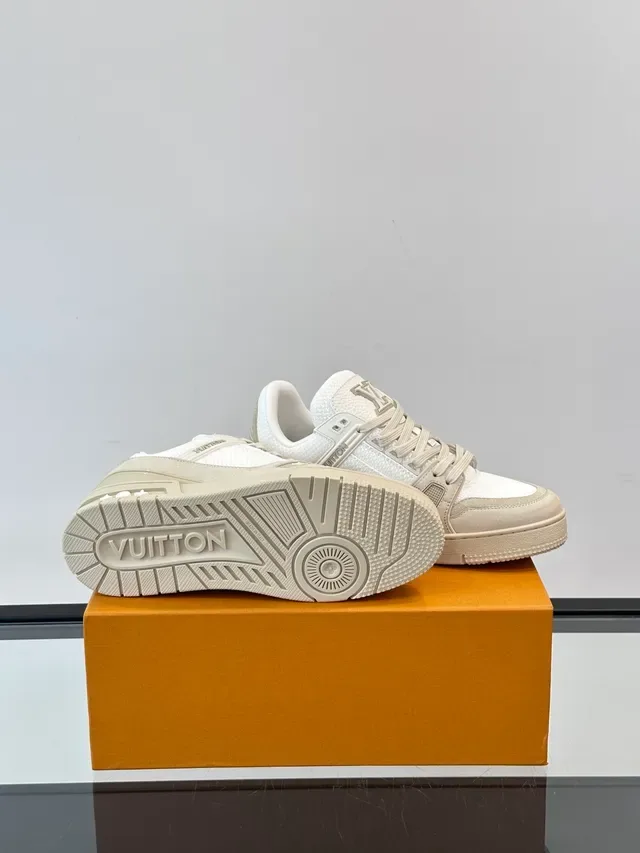 Louis Vuitton LV Trainer Bege Branco Tênis Lifestyle Correa Estruturada Superposição Painéis de Malha Texturizados e de Couro 2