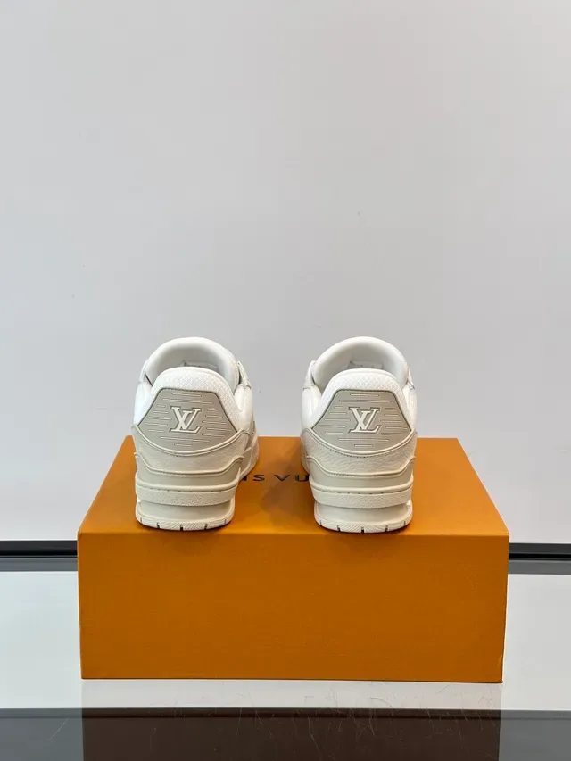 Louis Vuitton LV Trainer Bege Branco Tênis Lifestyle Correa Estruturada Superposição Painéis de Malha Texturizados e de Couro 3