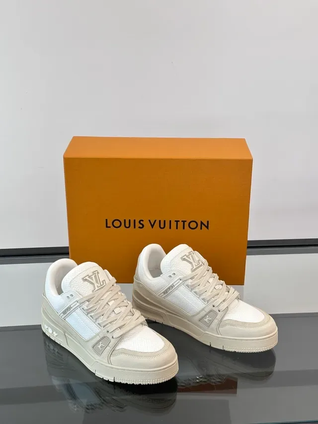 Louis Vuitton LV Trainer Bege Branco Tênis Lifestyle Correa Estruturada Superposição Painéis de Malha Texturizados e de Couro 4