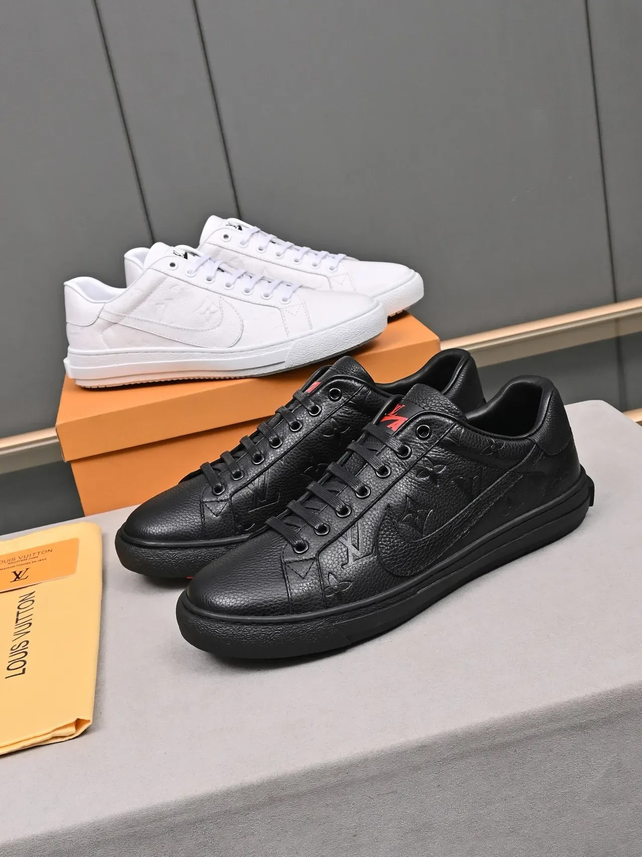 لويس فيتون LV Trainer أسود أحمر مطبوع مونوغرام جلد نسيج حبيبي أحذية أسلوب حياة 2