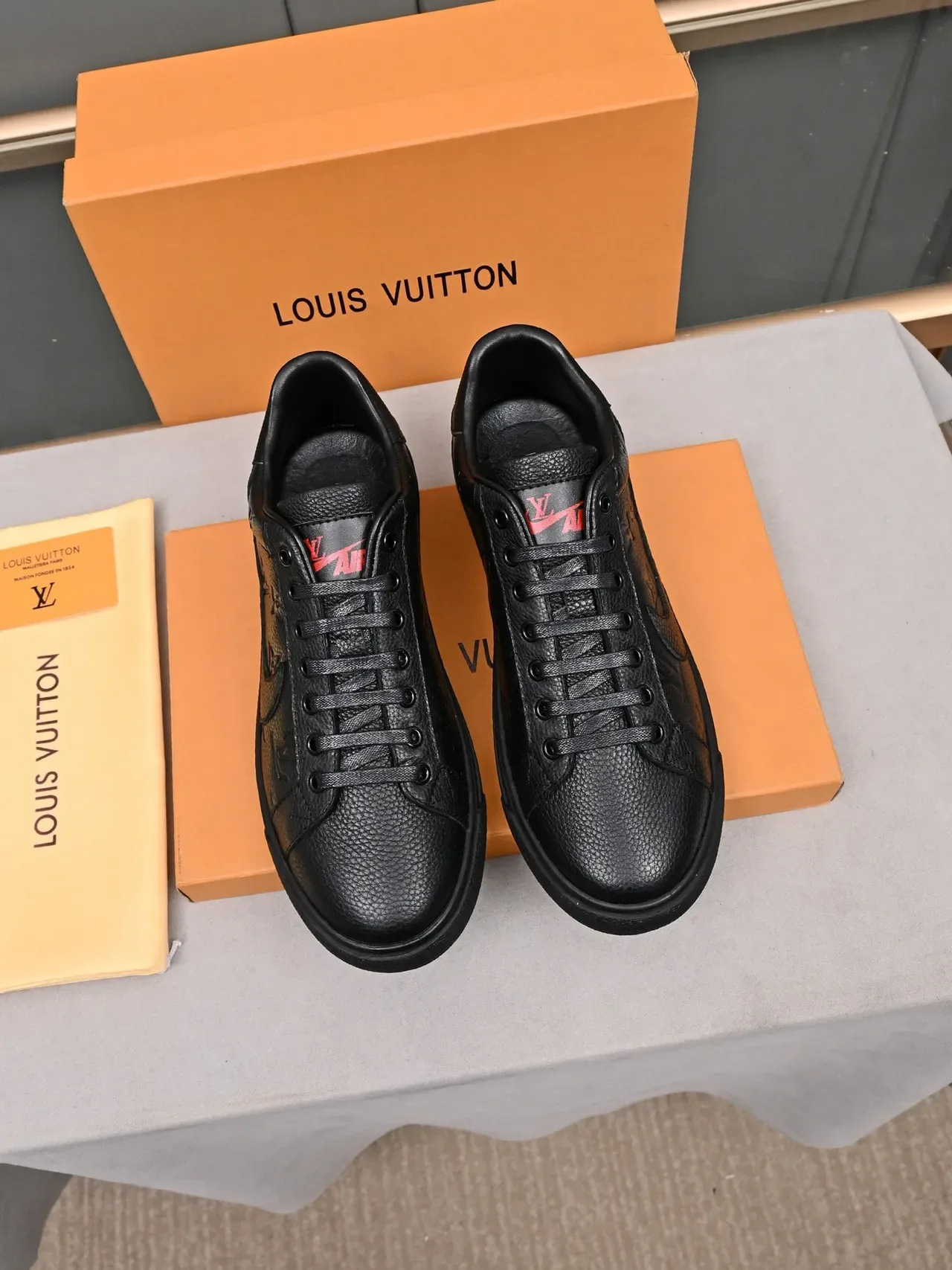 لويس فيتون LV Trainer أسود أحمر مطبوع مونوغرام جلد نسيج حبيبي أحذية أسلوب حياة 3