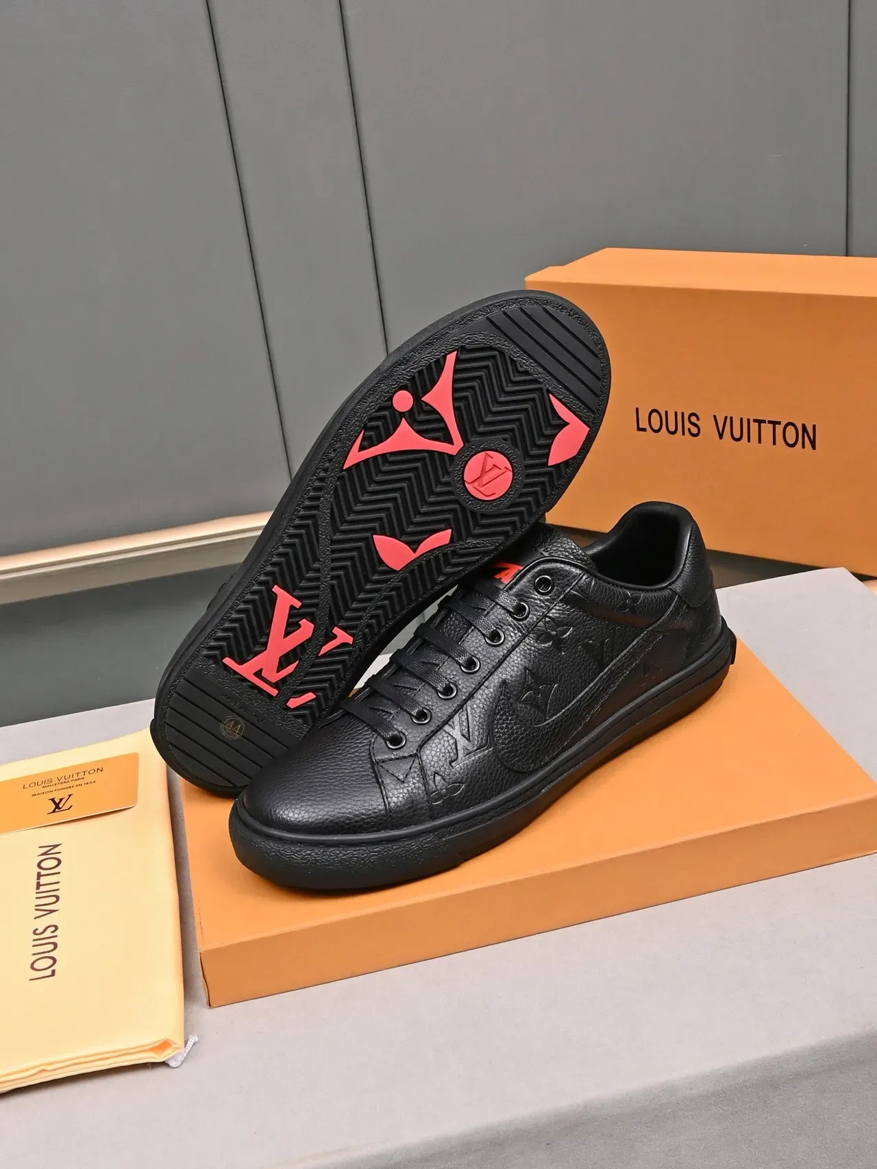 لويس فيتون LV Trainer أسود أحمر مطبوع مونوغرام جلد نسيج حبيبي أحذية أسلوب حياة 4