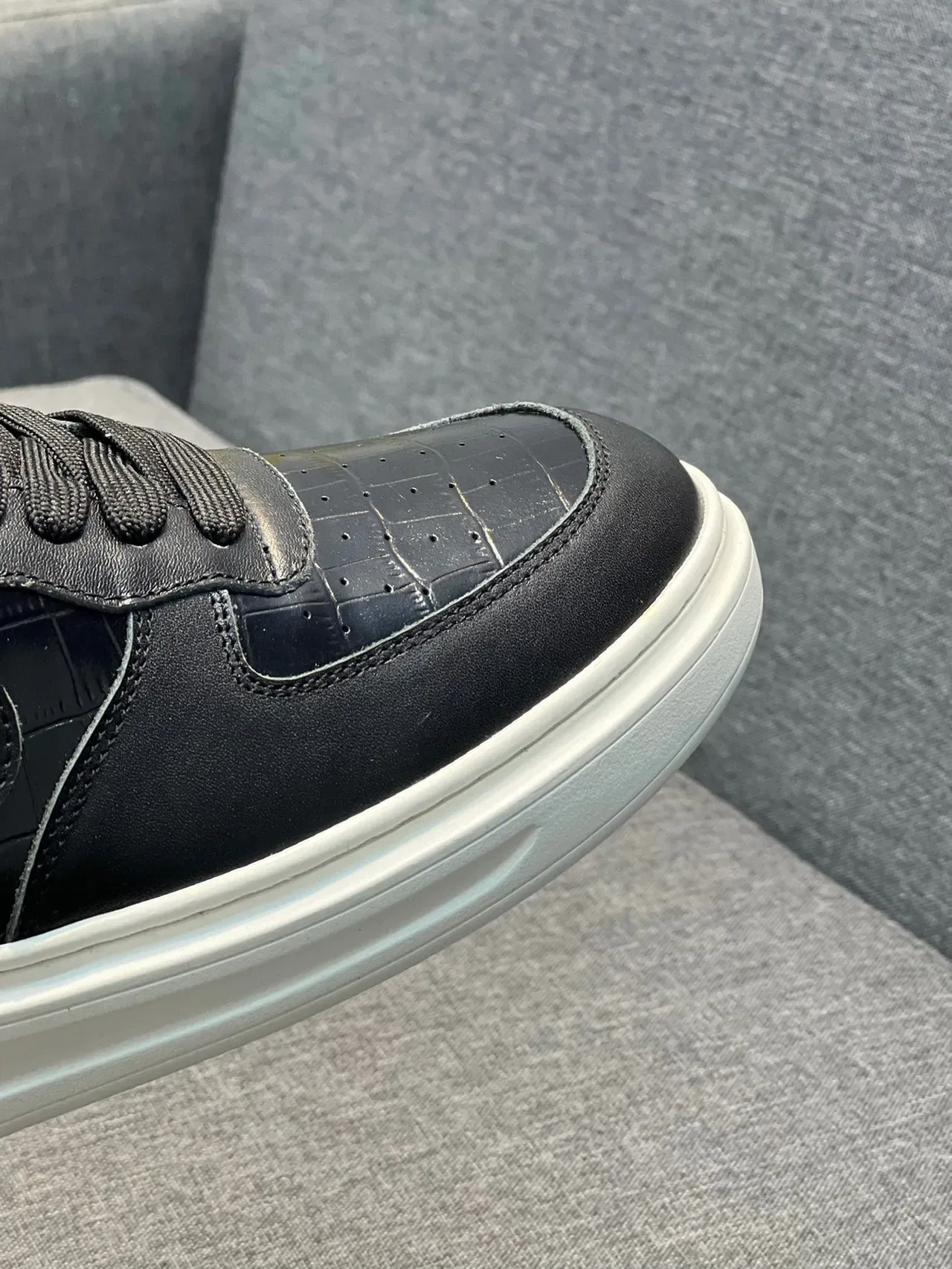 Louis Vuitton LV Trainer কালো সাদা চামড়া উপর Crocodile-Embossed Toe Cap লাইফস্টাইল স্নিকার 3