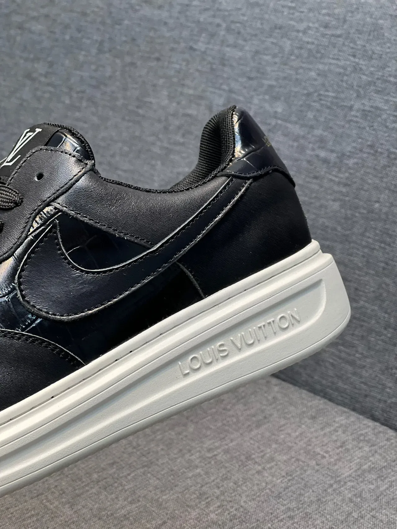 Louis Vuitton LV Trainer কালো সাদা চামড়া উপর Crocodile-Embossed Toe Cap লাইফস্টাইল স্নিকার 8