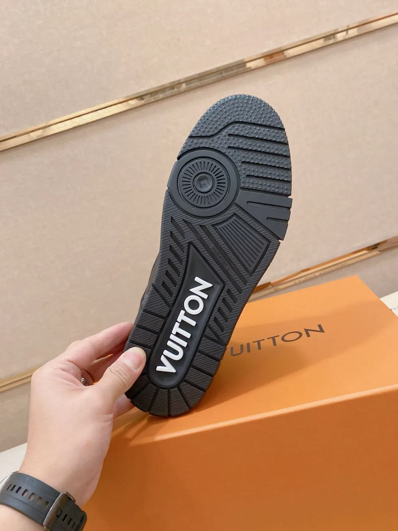 Louis Vuitton LV Trainer কালো সাদা মোনোগ্রাম-এমবসড লেদার স্কাল্প্টেড চংকি সোল লাইফস্টাইল স্নিকার্স 3