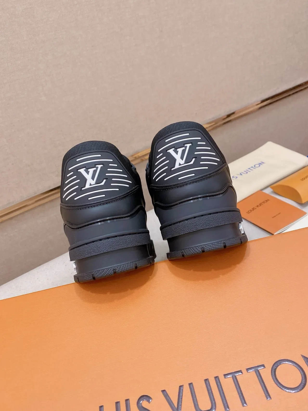 Louis Vuitton LV Trainer কালো সাদা মোনোগ্রাম-এমবসড লেদার স্কাল্প্টেড চংকি সোল লাইফস্টাইল স্নিকার্স 4