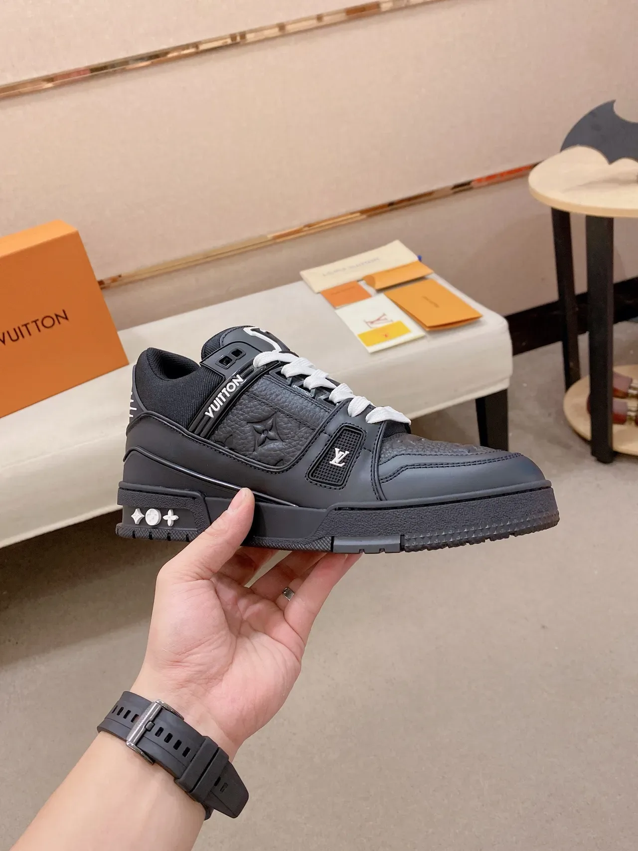 Louis Vuitton LV Trainer কালো সাদা মোনোগ্রাম-এমবসড লেদার স্কাল্প্টেড চংকি সোল লাইফস্টাইল স্নিকার্স 5
