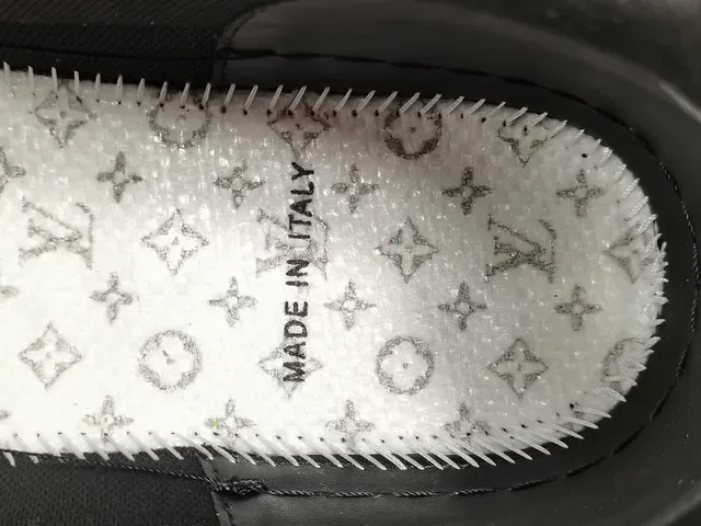 Louis Vuitton LV Trainer Noir Blanc Tige en Cuir-Maille Structurelle Sangle Asymétrique Marquée Sneakers Lifestyle 2