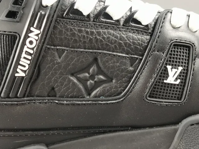 Louis Vuitton LV Trainer Noir Blanc Tige en Cuir-Maille Structurelle Sangle Asymétrique Marquée Sneakers Lifestyle 5