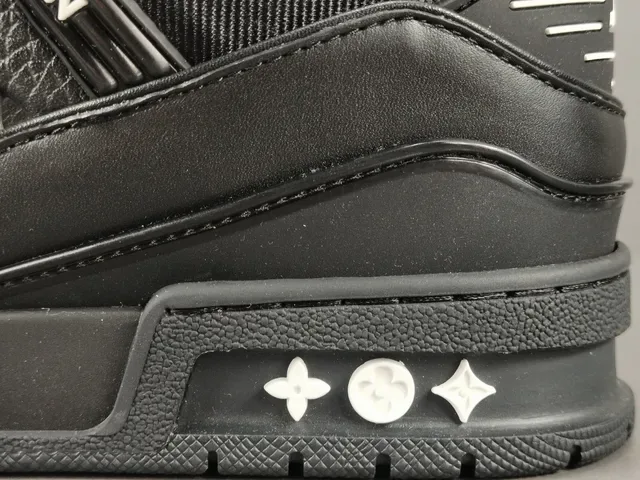 Louis Vuitton LV Trainer Noir Blanc Tige en Cuir-Maille Structurelle Sangle Asymétrique Marquée Sneakers Lifestyle 7