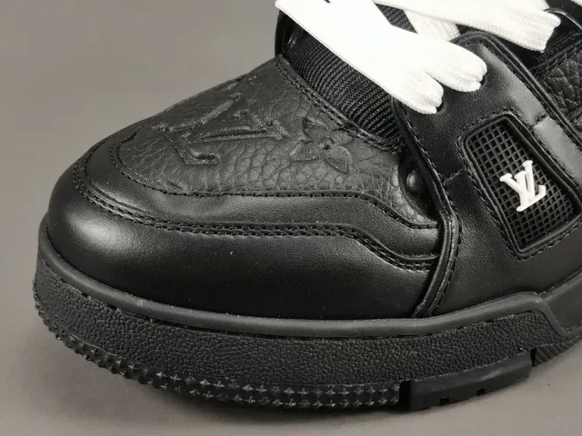 Louis Vuitton LV Trainer Noir Blanc Tige en Cuir-Maille Structurelle Sangle Asymétrique Marquée Sneakers Lifestyle 9